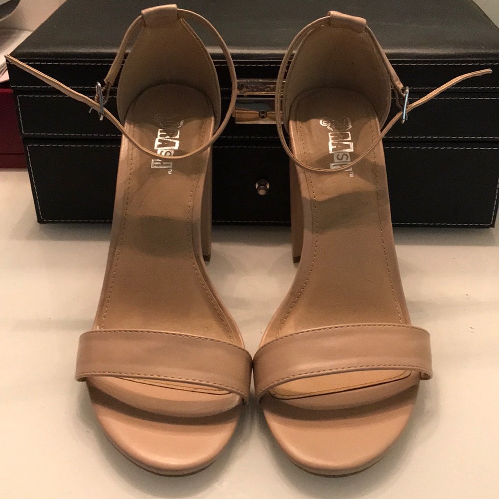 Gorgeous nude heels!! Only worn once!